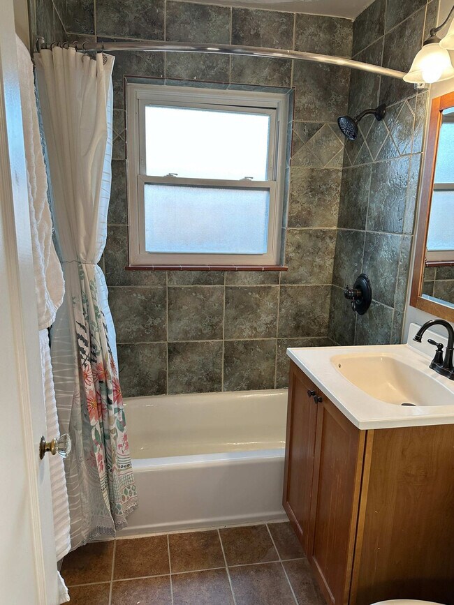 Building Photo - 2933 Ivanhoe St