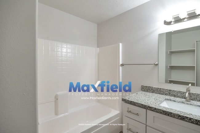 Building Photo - Upstairs Unit - St George - Near Costco and Home Depot Available Now - 3 BD 2 BA 2 GAR