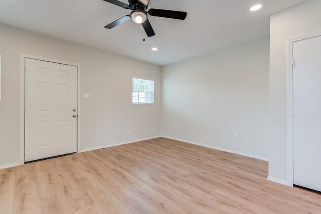 Building Photo - Charming & Private Fully Remodeled Studio Backhouse!