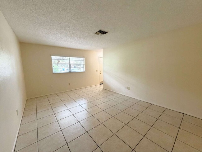 Building Photo - "Charming 2-Bedroom, 2-Bath Duplex Retreat in Spring Hill!"
