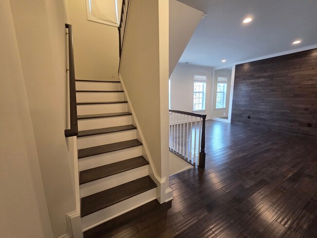 Building Photo - 12 Putnam Ln