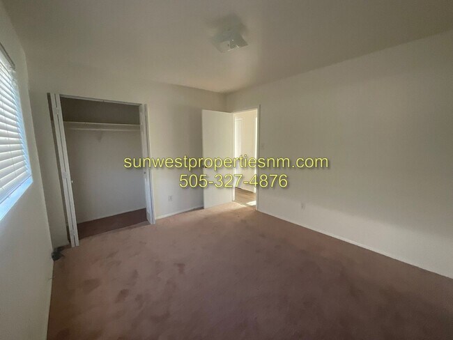 Building Photo - 3011 E Edgecliff Dr