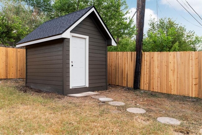 Building Photo - 5313 Wellington Dr