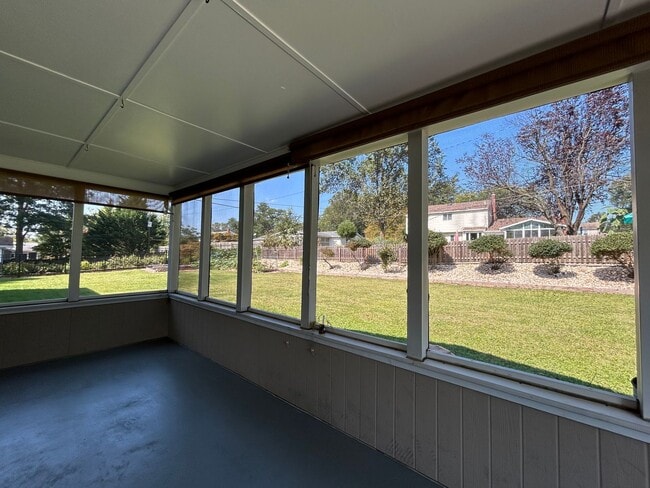 Building Photo - 118 Country Club Dr