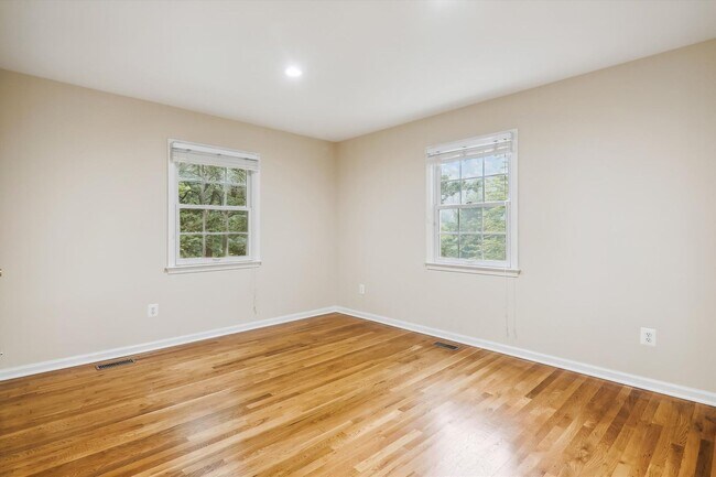 Building Photo - 5 BR 4.5 BA home with inground heated pool and extensive hardscape!