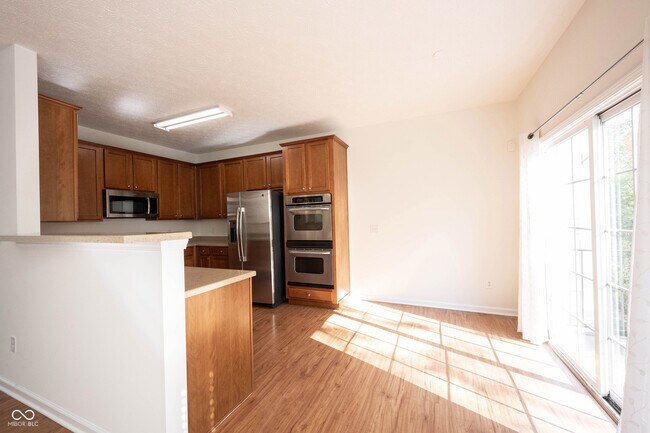 Building Photo - 9009 Mercer Dr