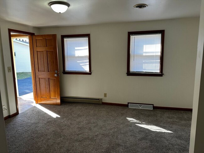 Building Photo - Pet Friendly 2 Bedroom in Delavan with Lar...