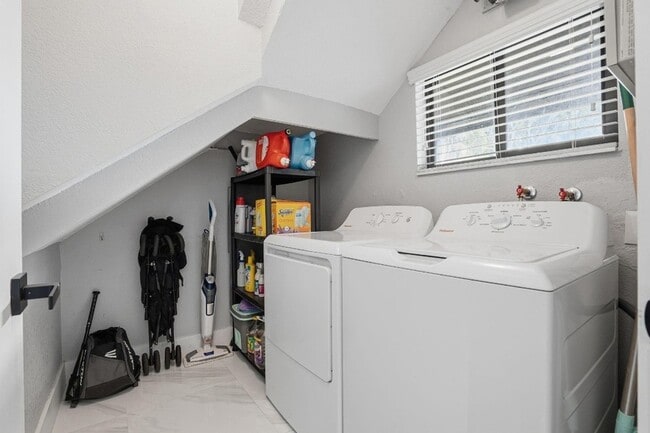 Building Photo - 7136 SW 105th Ct