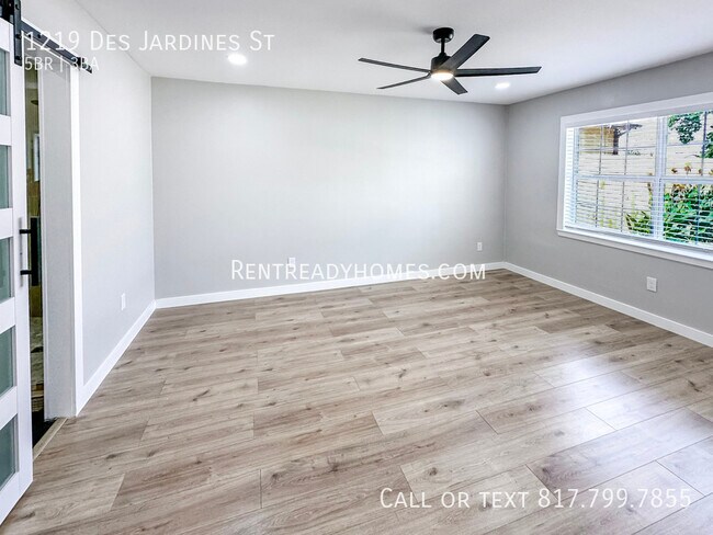 Building Photo - 1219 Des Jardines St