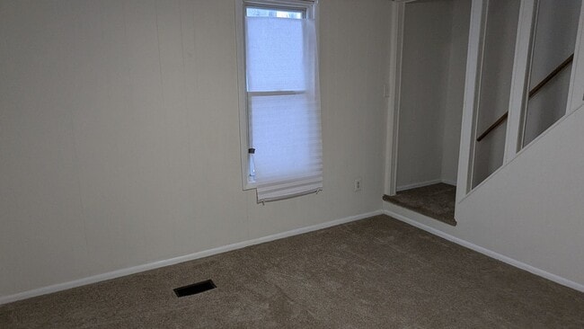 Building Photo - Welcome to this charming 3-bedroom, 1-bathroom home in Akron - Section 8 Welcome