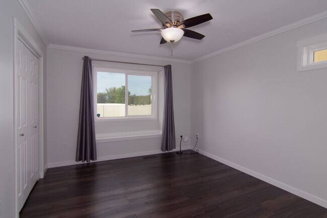 Building Photo - 3 Bed 2 Bath fully updated home adjacent to park & shopping