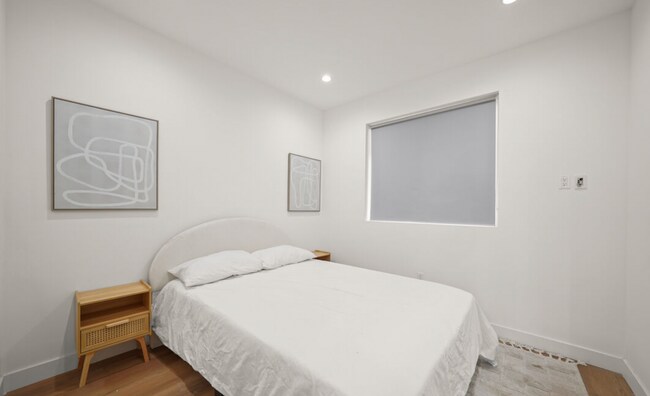 Building Photo - RECENTLY RENOVATED TOWNHOME | 5 BED 5 BATH | PRIVATE ROOFTOP DECK |  PET FRIENDLY | SPACIOUS BEDR...