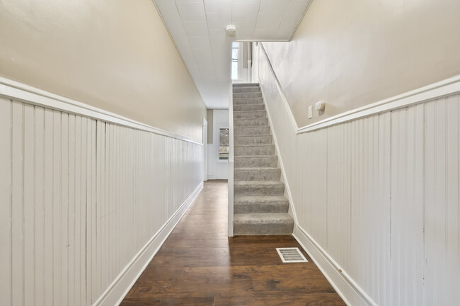 Building Photo - 1104 Brabec St