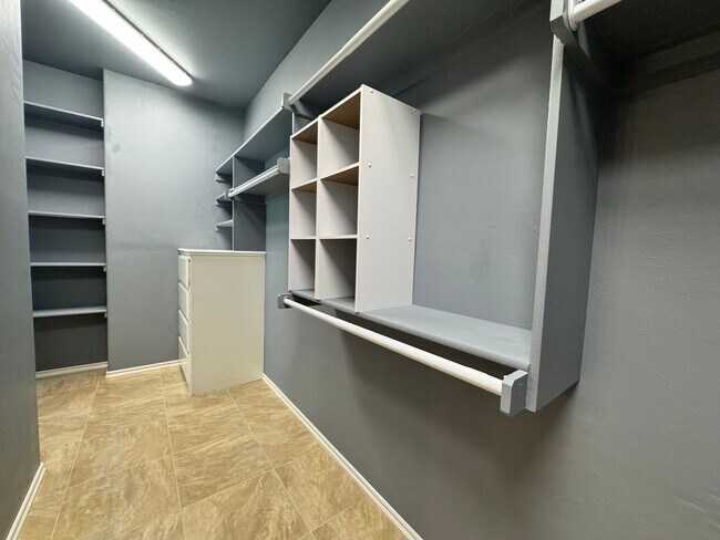 Building Photo - Spacious 3 Bedroom 2.5 Bath Home Near Okla...