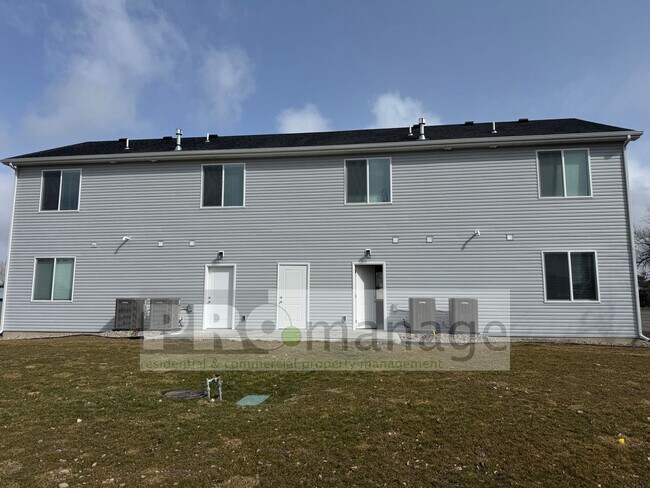 Building Photo - Near New - 2 Bed, 1 Bath Apartment