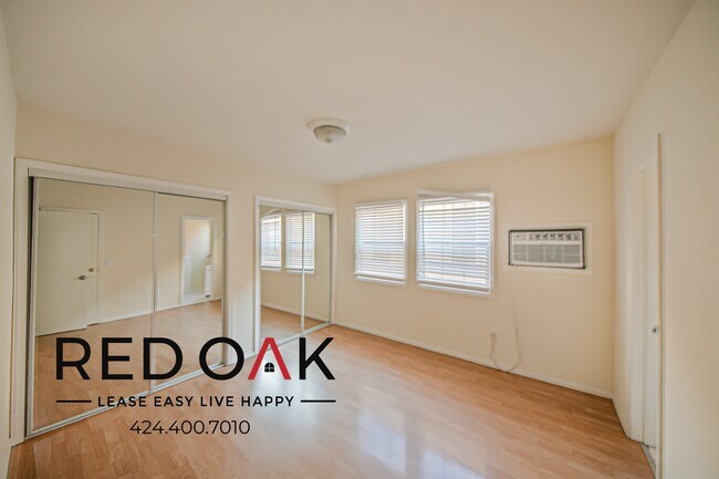 Building Photo - Sun-Drenched One Bedroom with Spacious Roo...