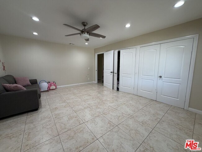 Building Photo - 10609 Reseda Blvd