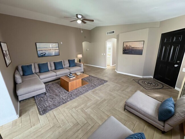 Building Photo - Great eastside location four bedrooms