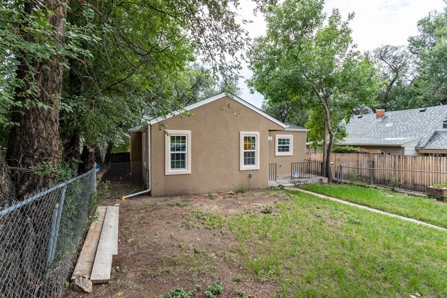 Building Photo - Beautifully Refurbished Home Near Downtown...