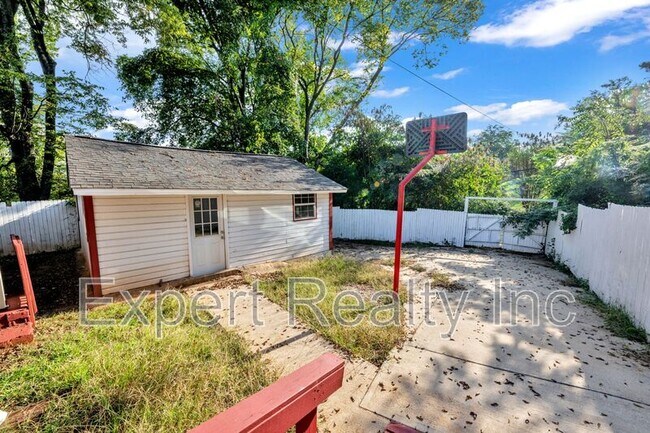 Building Photo - 1245 Waverly St
