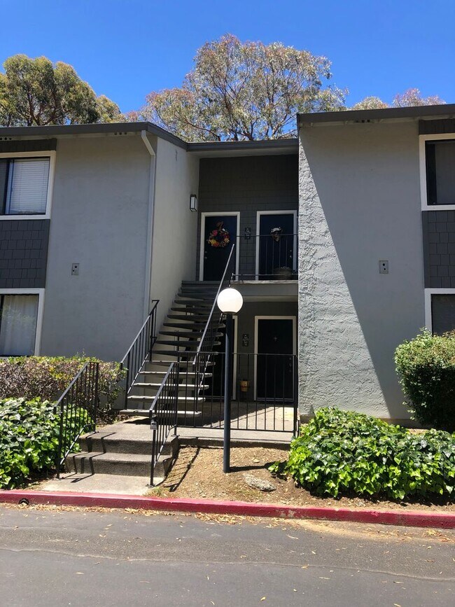Building Photo - Ground Floor 1 bedroom 1 bath Condo in Benicia Highlands