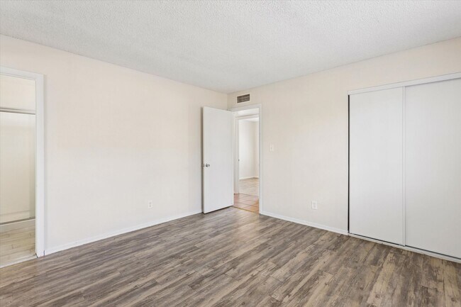 Building Photo - Completely updated minutes to Hiking at South Mountain!!!  Brand New Paint, Tile and Laminate Thr...