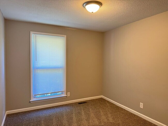 Building Photo - 3 Bedroom/1 Bath near shopping off Wilma R...