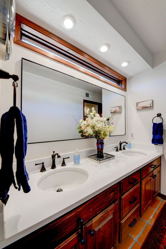 Building Photo - Stunning 4-Bedroom Albuquerque Foothill Ho...