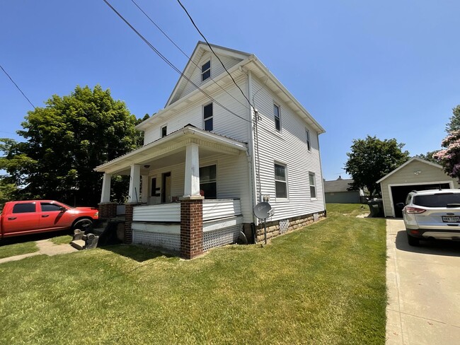 Building Photo - One Bedroom, Upstairs Duplex