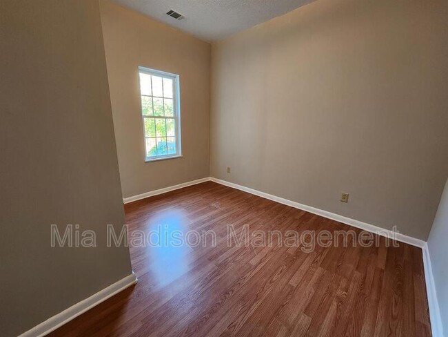 Building Photo - 620 W Anderson Ln