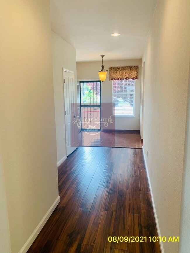 Building Photo - Charming 3 Bedroom, 2 Bathroom Single-Stor...