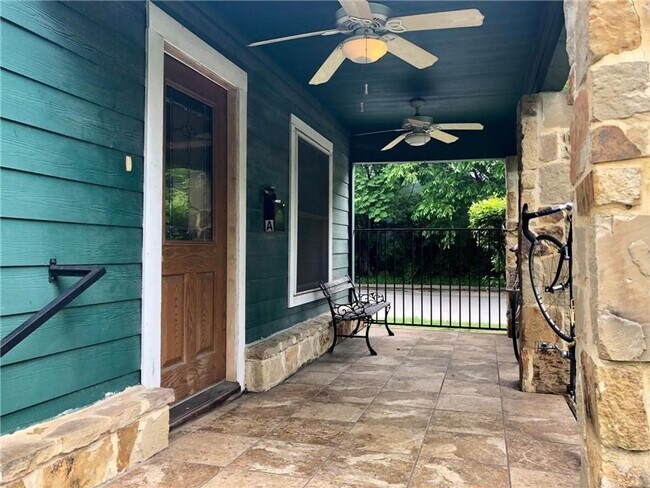 Building Photo - Great 4X2 Stand Alone Home for August!