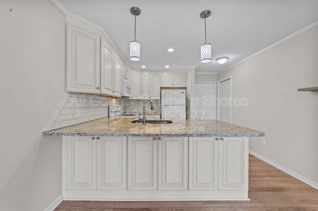 Building Photo - 305 Resort Dr