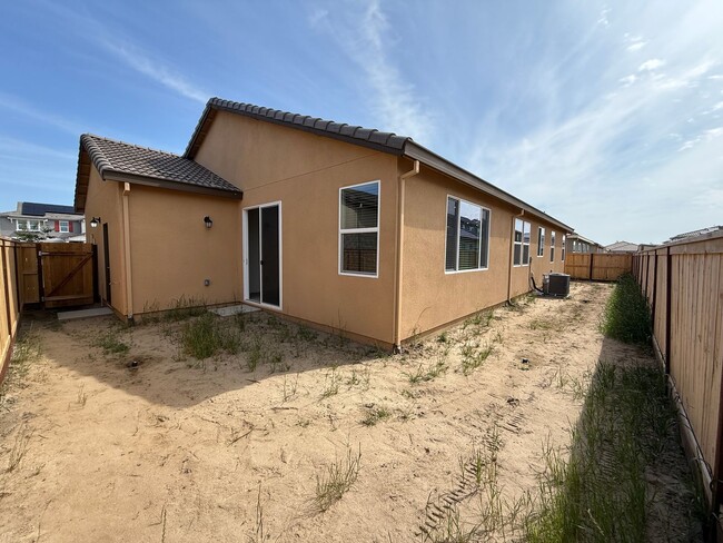 Building Photo - Brand NEW single story home in Hughson!