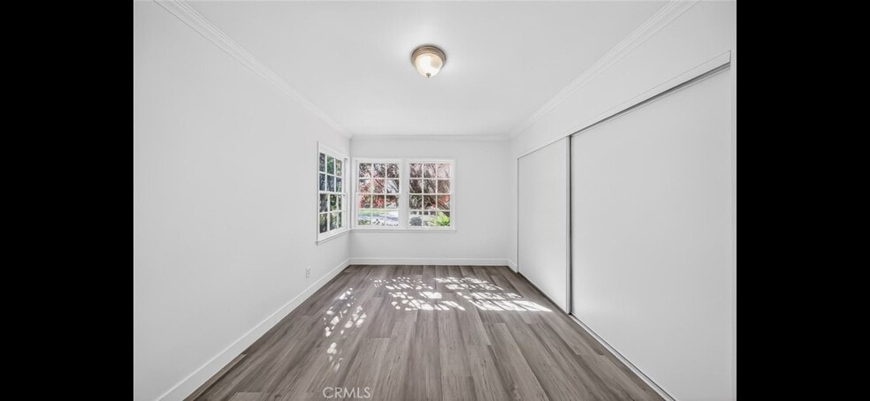 Building Photo - 637 W Fernfield Dr