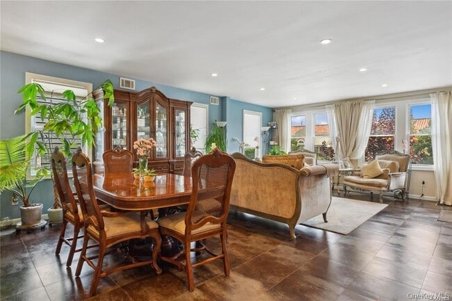 Building Photo - 225 E Walnut St