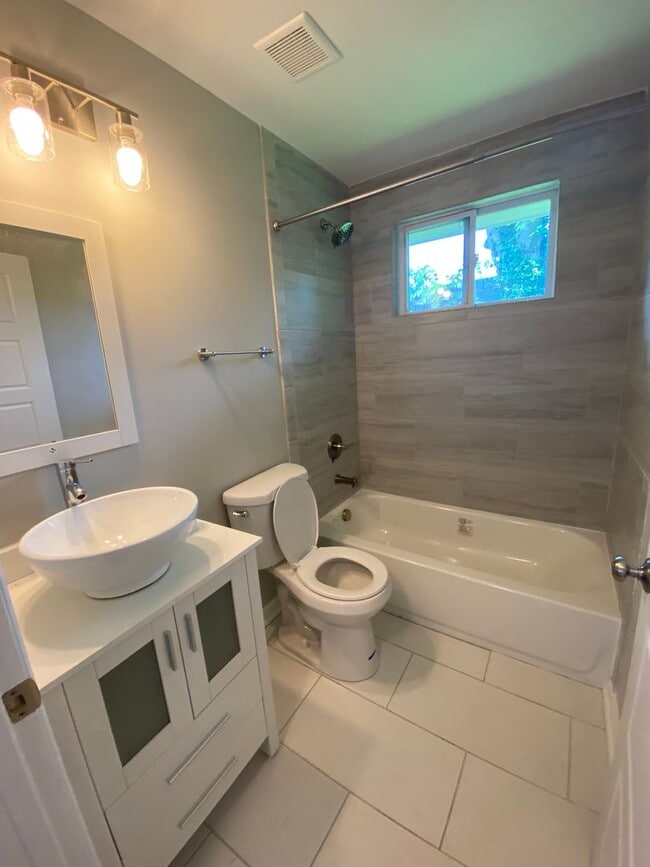 Building Photo - 2 bed 1 bath in quadplex. Walk to Meharry Medical College or Fisk. Renovated, off street parking....