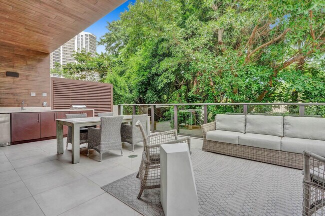 Building Photo - 3040 N Ocean Blvd