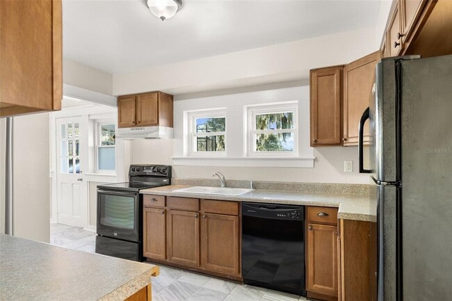 Building Photo - 2119 E Crooked Lake Dr