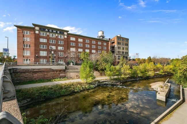 Building Photo - Beautiful loft in Downtown Denver!