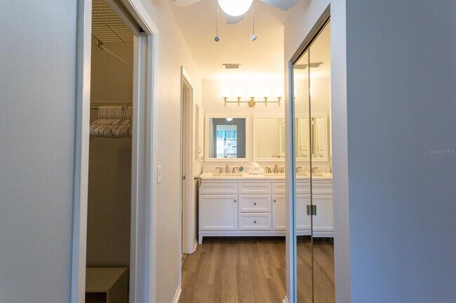 Building Photo - 5630 Golf Pointe Dr