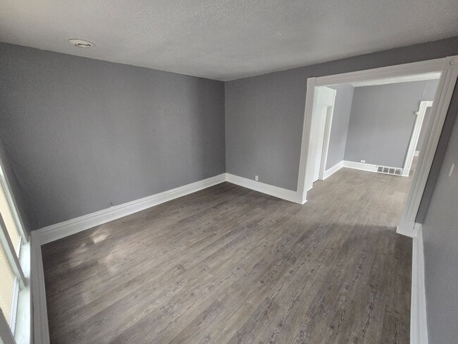 Building Photo - 2 Bedroom House