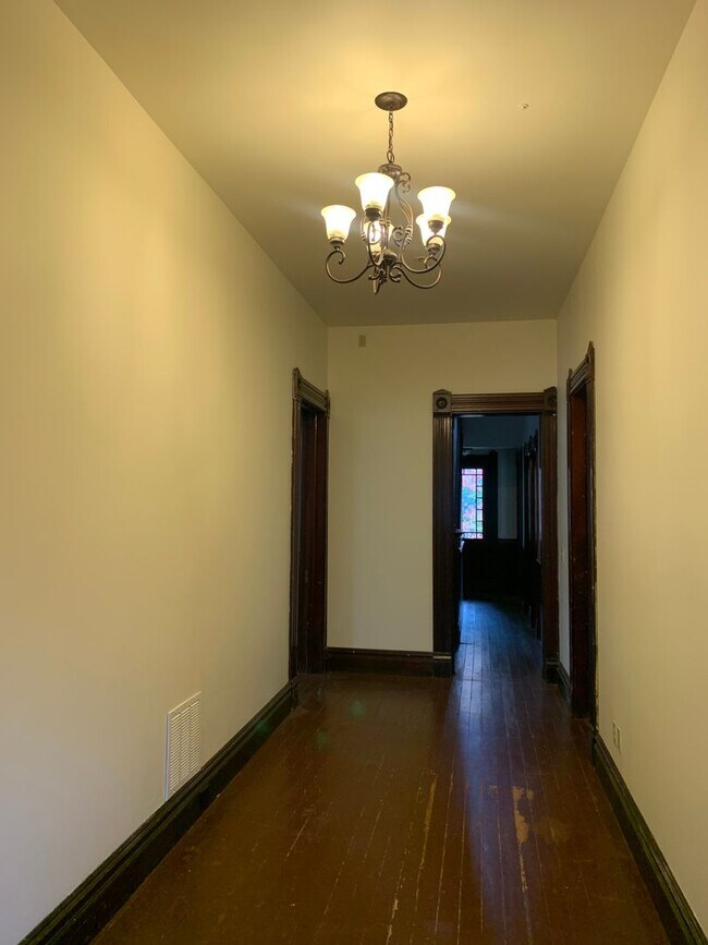 Building Photo - Spacious Victorian Home