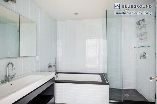 Building Photo - 550 W 54th St
