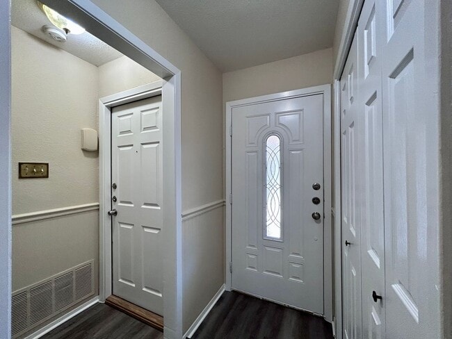 Building Photo - 906 Spring Tree St