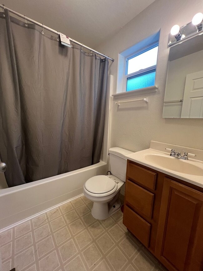 Building Photo - COMING SOON!  2 bed, 2 bath home in the heart of Ashland