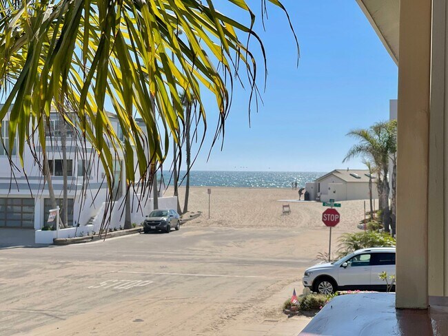 Building Photo - 3 Bedroom + 2 Bathroom Home | Hollywood Beach | Oxnard | Fully Furnished