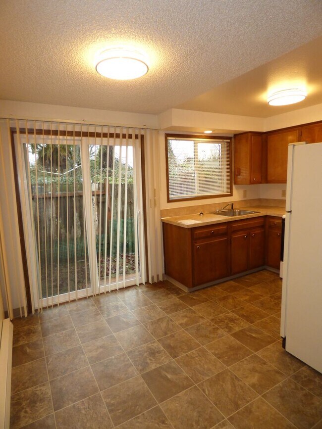 Building Photo - Rent Special: 1/2 Off May's Rent!! 2-bedroom Single Level Apartment