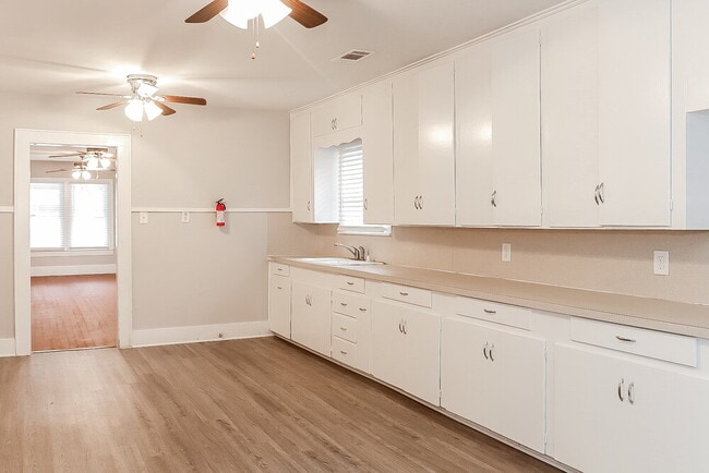 Building Photo - 522 12th Ave N