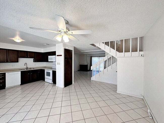 Building Photo - 3 BEDROOM 2.5 BATH TOWNHOME